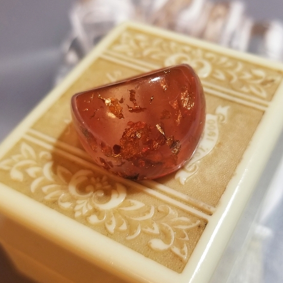 VTG LUCITE Gold Fleck MOD Ring - Picture 5 of 6